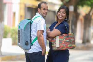 Crean mochila con panel solar hecha 100% de botellas PET recicladas